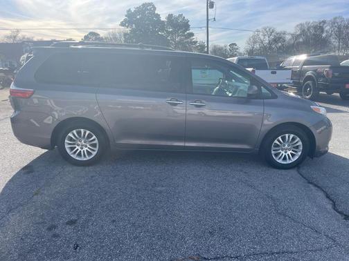 2016 Toyota Sienna XLE