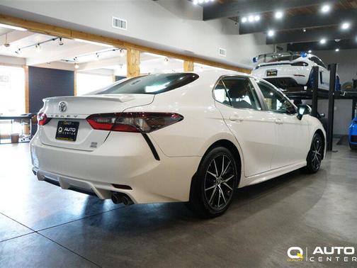 Super White 2022 Toyota Camry SE