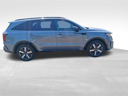 Everlasting Silver 2022 Kia Sorento S
