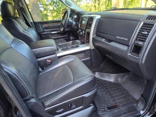 2017 RAM 2500 Laramie Crew Cab 4x4 8' Box