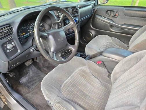 2000 Chevrolet S-10 Base