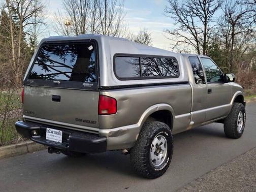 2000 Chevrolet S-10 Base