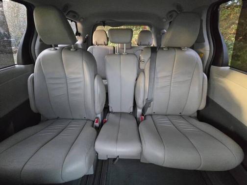 2012 Toyota Sienna XLE