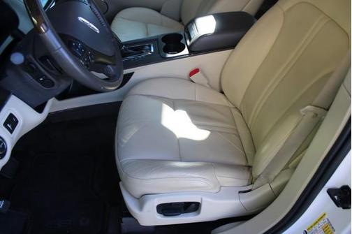 White Platinum Metallic Tri-Coat 2018 Lincoln MKT Reserve
