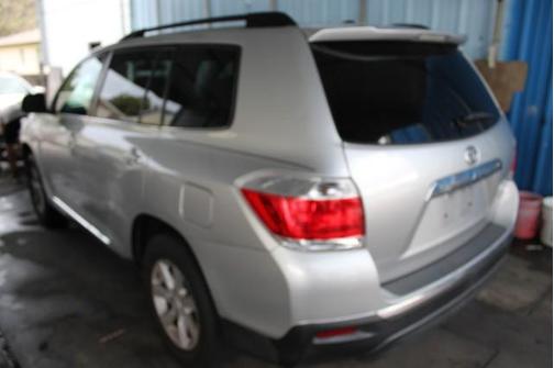 Classic Silver Metallic 2012 Toyota Highlander SE