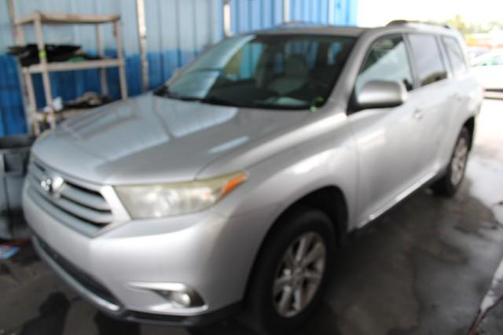 Classic Silver Metallic 2012 Toyota Highlander SE