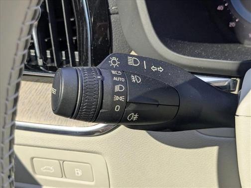 2023 Volvo XC60 Recharge Plug-In Hybrid T8 Ultimate Bright Theme