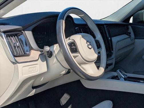 2023 Volvo XC60 Recharge Plug-In Hybrid T8 Ultimate Bright Theme
