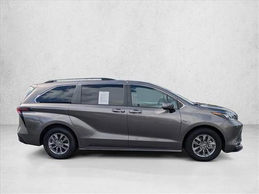 2024 Toyota Sienna XLE 8 Passenger