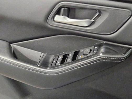 Everest White Pearl 2025 Nissan Rogue SV