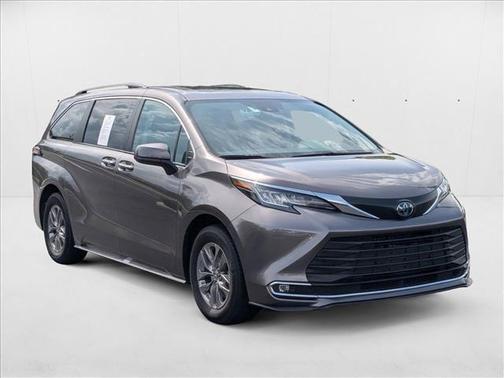 2023 Toyota Sienna XLE 8 Passenger