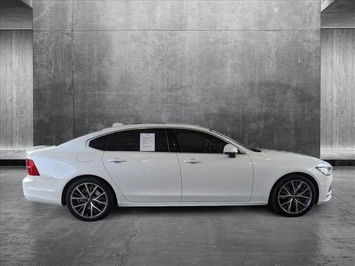 2019 Volvo S90 T6 Momentum