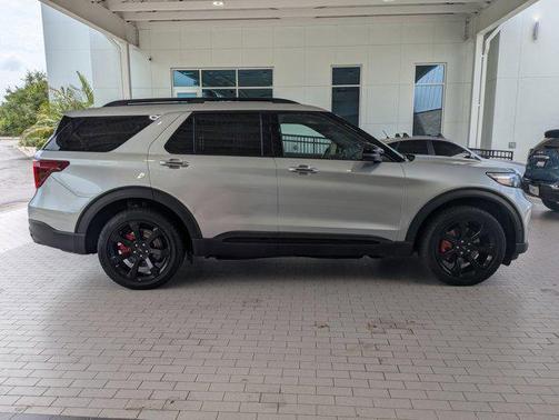Iconic Silver Metallic 2022 Ford Explorer ST