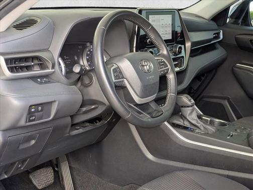 Magnetic Gray Metallic 2024 Toyota Highlander LE