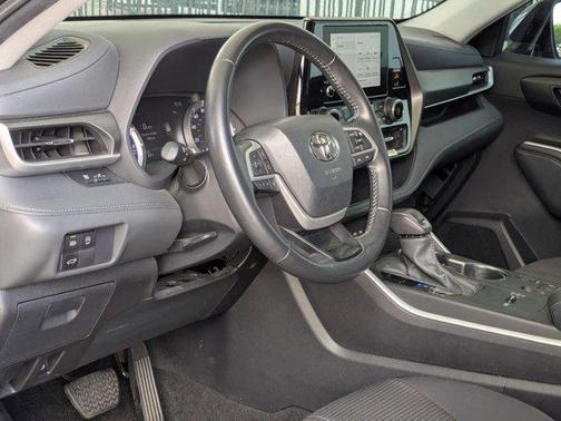 Magnetic Gray Metallic 2024 Toyota Highlander LE