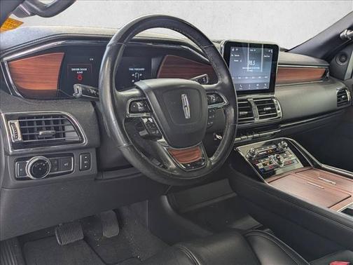 White 2019 Lincoln Navigator Select