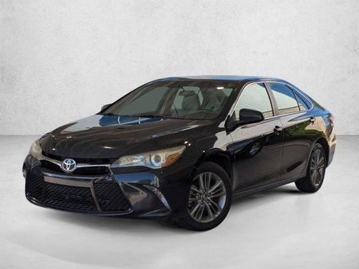 White 2017 Toyota Camry SE