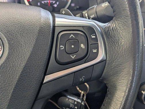 White 2017 Toyota Camry SE