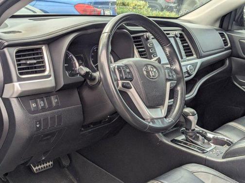Predawn Gray Mica 2017 Toyota Highlander SE