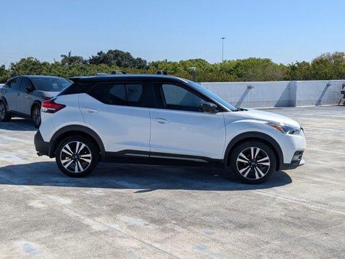 Aspen White/Super Black 2020 Nissan Kicks SR