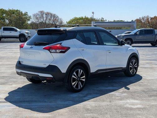 Aspen White/Super Black 2020 Nissan Kicks SR