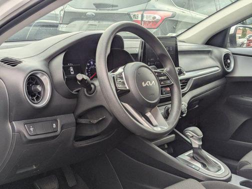 Snow White Pearl 2024 Kia Forte LXS