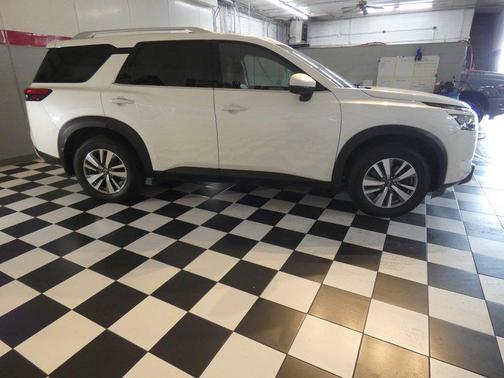2022 Nissan Pathfinder SL