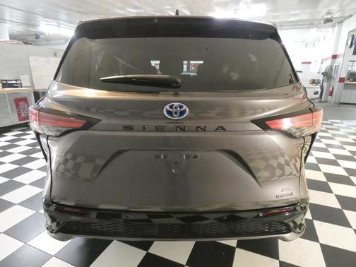 2021 Toyota Sienna XSE 7 Passenger
