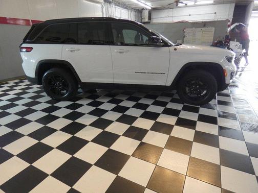 Bright White 2022 Jeep Grand Cherokee Trailhawk