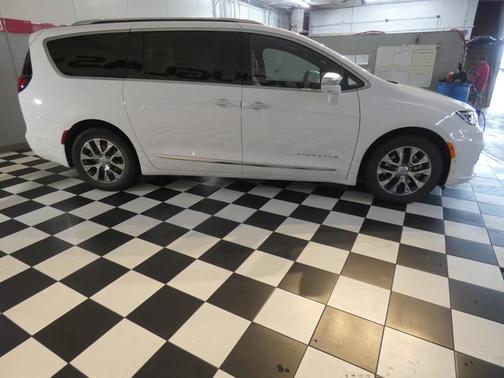 2024 Chrysler Pacifica Hybrid Pinnacle