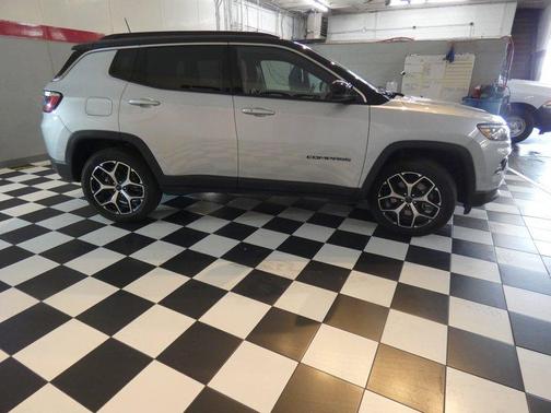 Silver Zynith 2025 Jeep Compass Limited