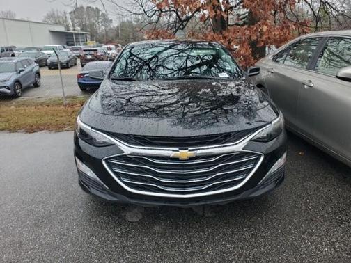 Photo 2 of 3 of 2021 Chevrolet Malibu LT