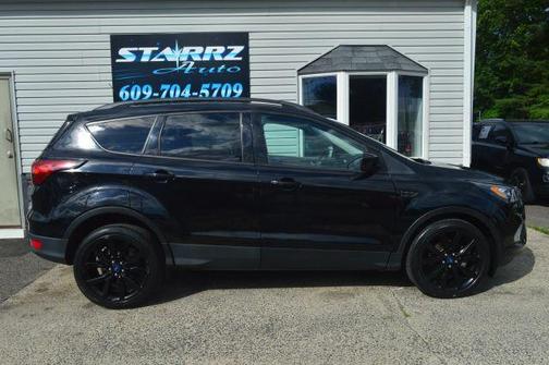 Black 2019 Ford Escape SE