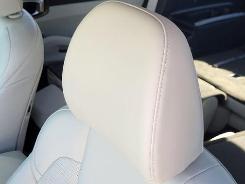 Snow White Pearl 2025 Kia Sorento Hybrid EX