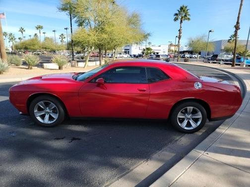 Photo 4 of 24 of 2017 Dodge Challenger SXT