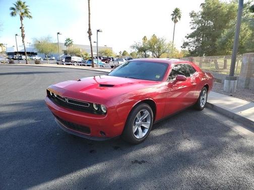 Photo 3 of 24 of 2017 Dodge Challenger SXT