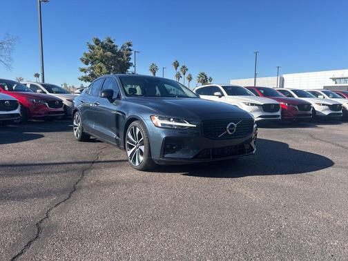 2022 Volvo S60 T5 Momentum