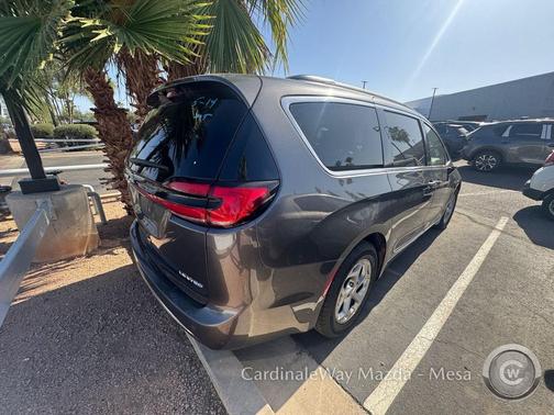 Granite Crystal Metallic Clearcoat 2023 Chrysler Pacifica Limited