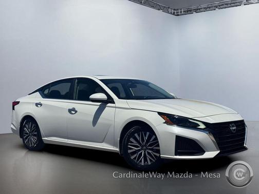Pearl White Tricoat 2023 Nissan Altima 2.5 SV