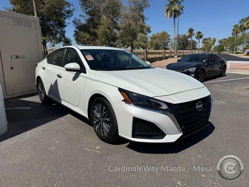 Pearl White Tricoat 2023 Nissan Altima 2.5 SV