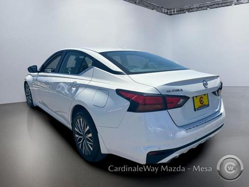 Pearl White Tricoat 2023 Nissan Altima 2.5 SV