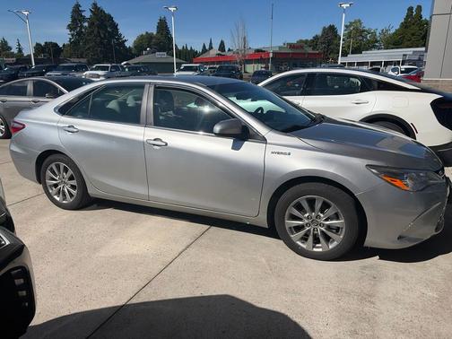 Celestial Silver Metallic 2017 Toyota Camry Hybrid XLE