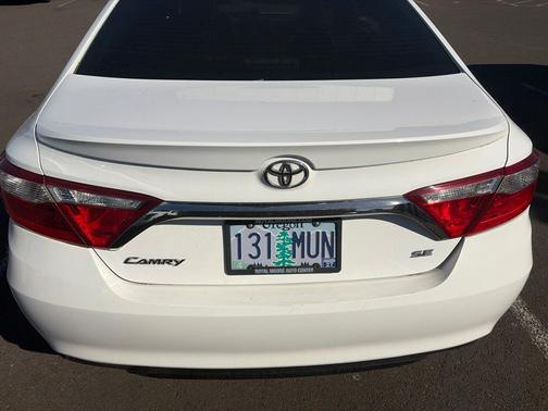 Super White 2017 Toyota Camry SE