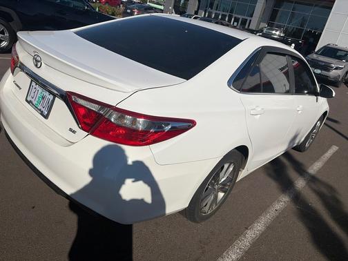 Super White 2017 Toyota Camry SE