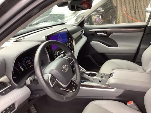Magnetic Gray Metallic 2023 Toyota Highlander Hybrid Limited