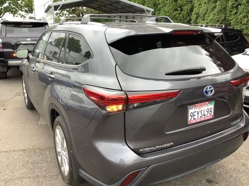 Magnetic Gray Metallic 2023 Toyota Highlander Hybrid Limited