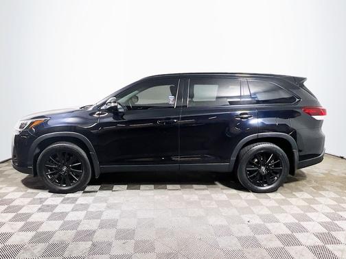 Midnight Black Metallic 2019 Toyota Highlander SE