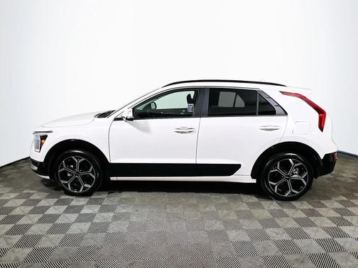 Snow White Pearl 2023 Kia Niro SX Touring