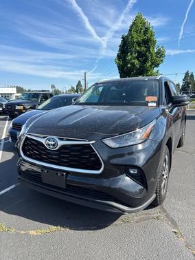 Midnight Black Metallic 2023 Toyota Highlander Hybrid XLE