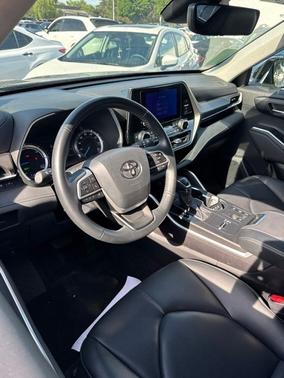 Midnight Black Metallic 2023 Toyota Highlander Hybrid XLE